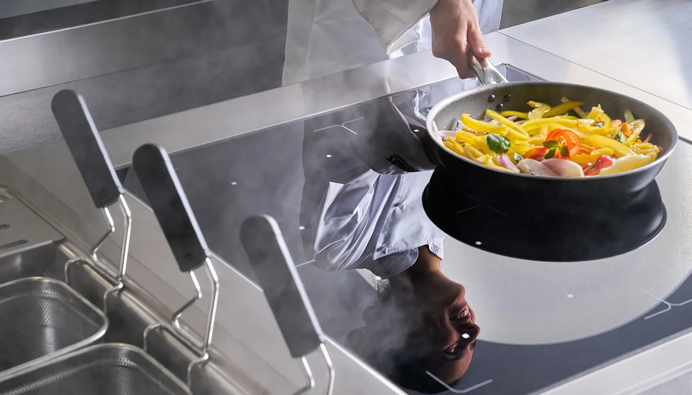 05-chef-cooking-induction-evopro-700e900-zanussi-1400x800