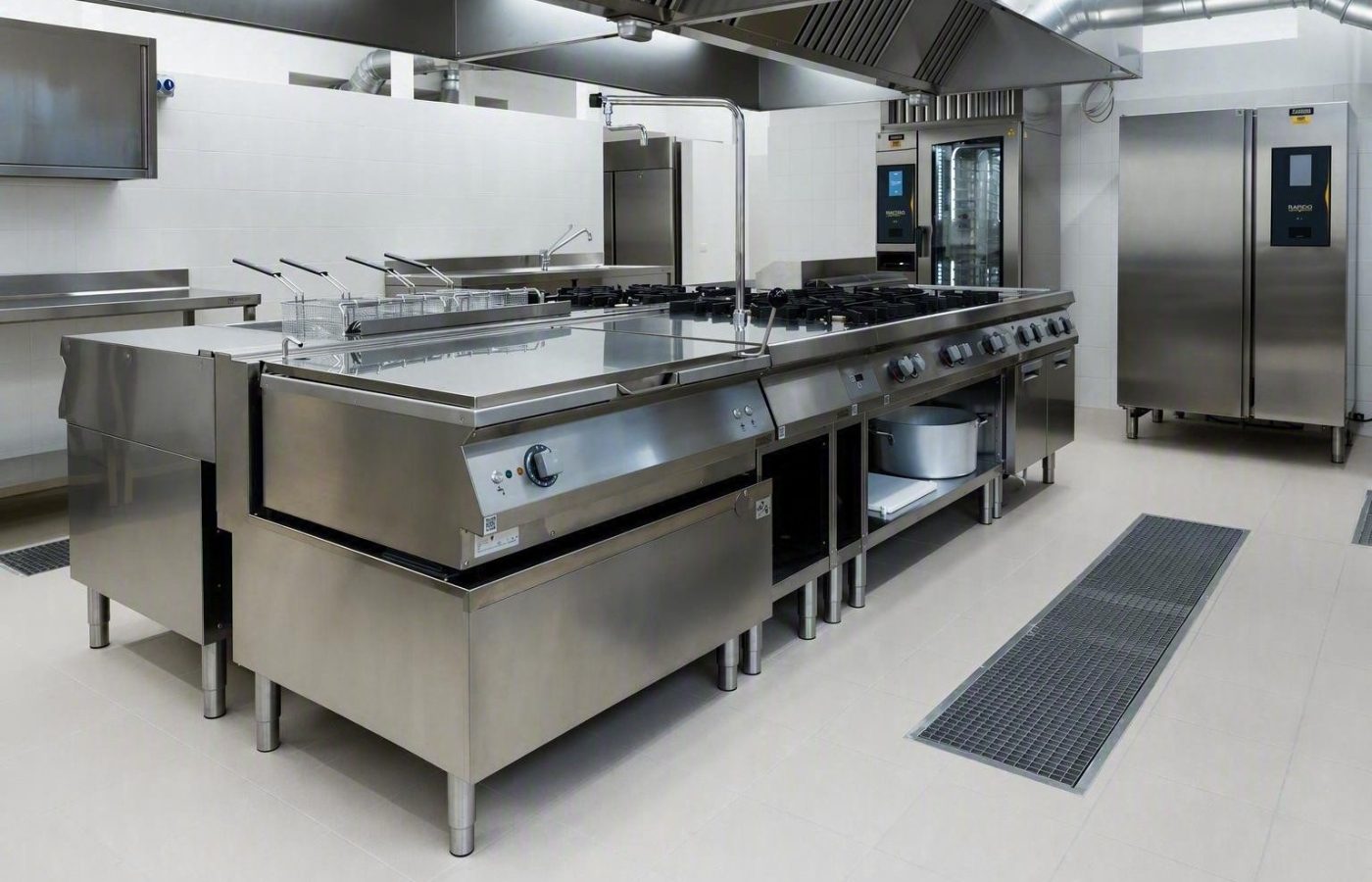 Criscione-Catering_zona-cucina_con brasiera Criscione Catering